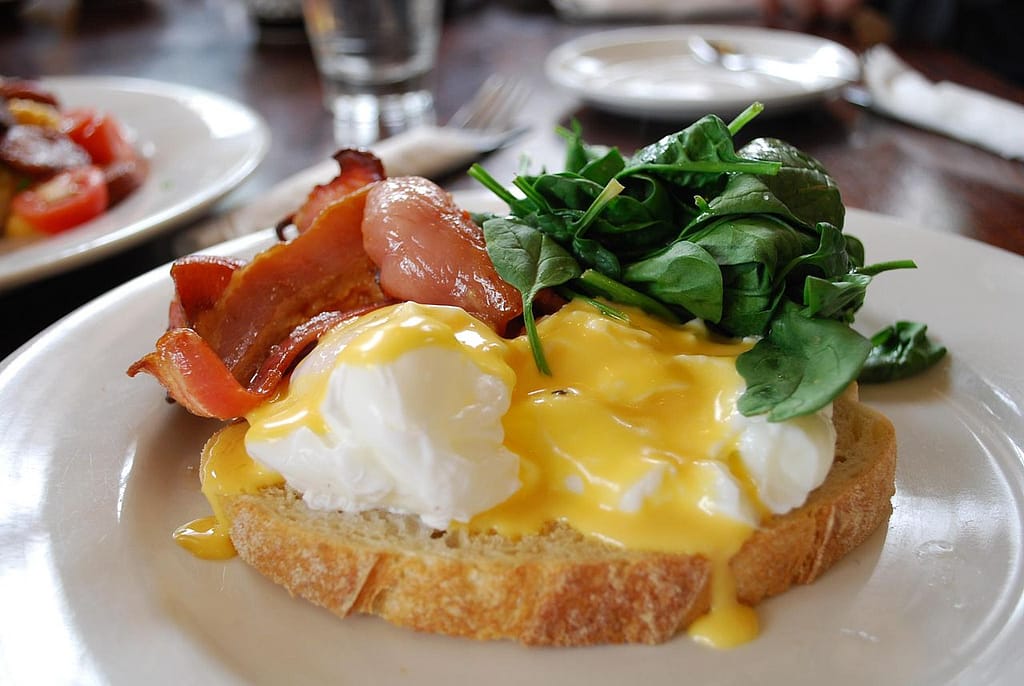 Image used under a Collective Commons License from https://commons.wikimedia.org/wiki/File:Eggs_Benedict_with_Bacon.jpg